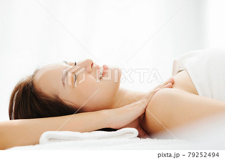 Female esthetic head spa 79252494