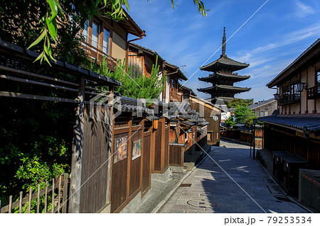 早朝の京都八坂の塔 79253534