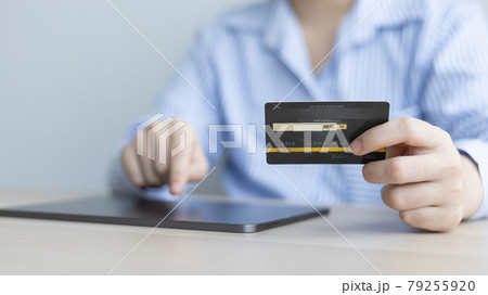 Women use tabletto register online purchases using credit card payments, Technology for the use of smartphones for business or online financial transactions, Shopping online and banking online concept Women use tabletto register online purchases using credit card payments, Technology for the use of smartphones for business or online financial transactions, Shopping online and banking online concept 79255920