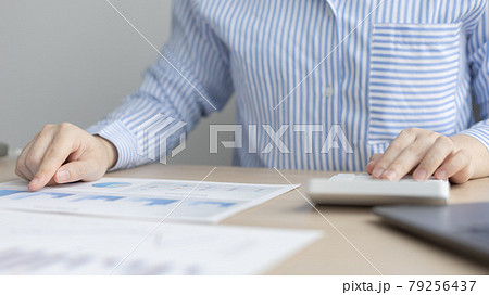 Asian business women are analyzing graphs, financial statistics and calculating corporate returns in private offices, Market research reports and income statistics, Financial and Accounting concept. Asian business women are analyzing graphs, financial statistics and calculating corporate returns in private offices, Market research reports and income statistics, Financial and Accounting concept. 79256437