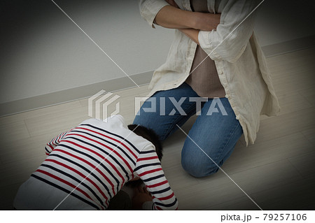土下座で謝る子供 土下座で謝る子供 79257106