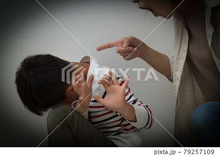 暴言を吐く親 79257109