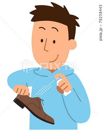 革靴にスプレーをかける男性1 革靴にスプレーをかける男性1 79258443