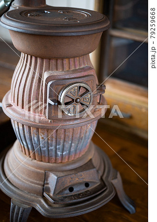 昭和レトロな鋳物ダルマ薪ストーブの写真素材 [79259668] - PIXTA