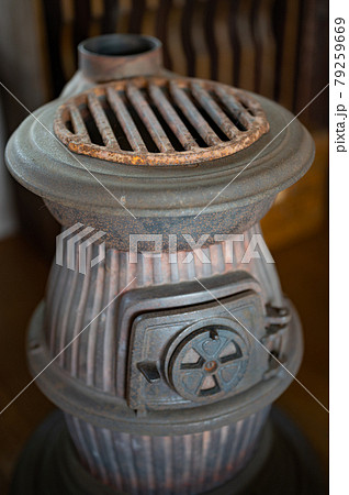 昭和レトロな鋳物ダルマ薪ストーブの写真素材 [79259669] - PIXTA
