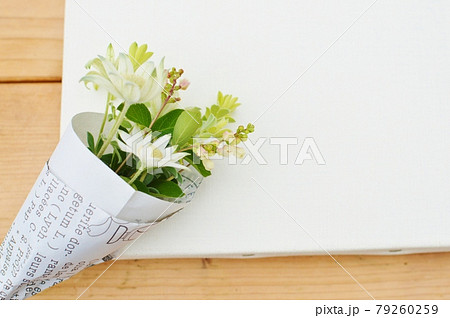 フランネルフラワーとシンフォリカルポスの花束とキャンバス フランネルフラワーとシンフォリカルポスの花束とキャンバス 79260259