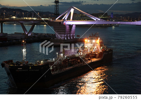 バルセロナ港の夜景の港湾風景 バルセロナ港の夜景の港湾風景 79260555