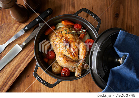 鋳物鍋で焼き上げたローストチキン 鋳物鍋で焼き上げたローストチキン 79260749