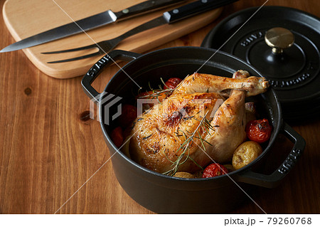 鋳物鍋で焼き上げたローストチキン 79260768