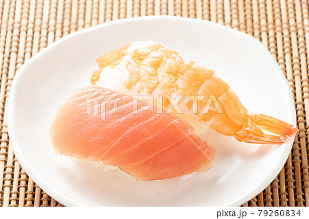 小皿の上の寿司。鮪にぎりと海老にぎり。 79260834