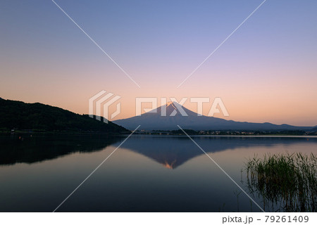 （山梨県）朝焼けの逆さ富士・河口湖 79261409