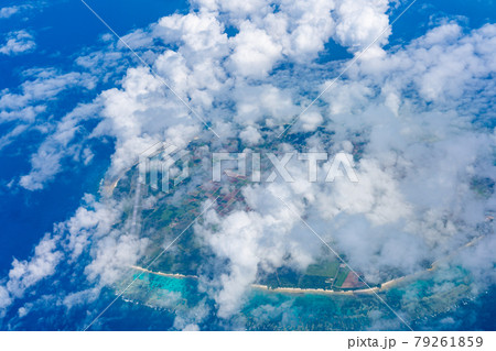沖縄県　宮古郡　多良間島　多良間村　リゾート　島　天国　夏休み　飛行機　午前　雲　空撮　多良間空港 79261859