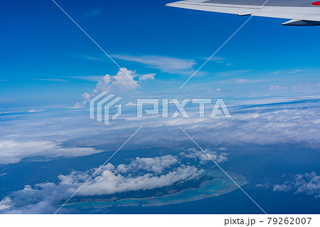 沖縄県　石垣島　石垣市　リゾート　島　天国　夏休み　飛行機　午前　雲　空撮　新石垣空港　珊瑚　ビーチ 79262007