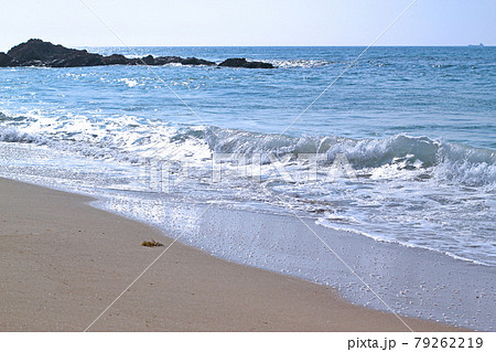 砂浜に打ち寄せる波 79262219