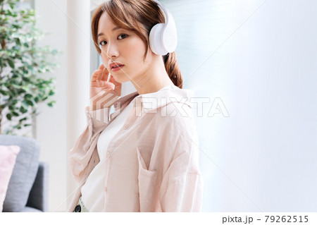 ヘッドフォンで音楽に聴き入る若い女性 ヘッドフォンで音楽に聴き入る若い女性 79262515