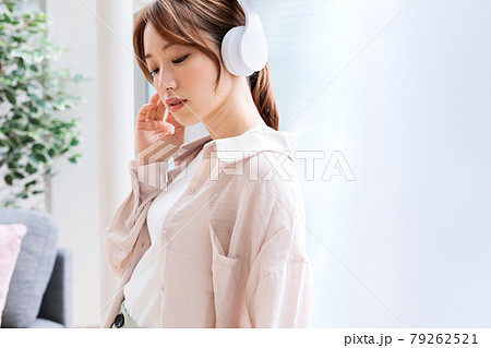 ヘッドフォンで音楽に聴き入る若い女性 ヘッドフォンで音楽に聴き入る若い女性 79262521