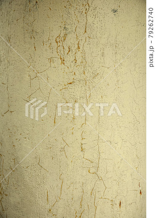 ひび割れたペンキの隙間から錆が滲んでいる 79262740