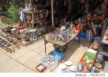 松本ナワテ通りの骨董店 79262761