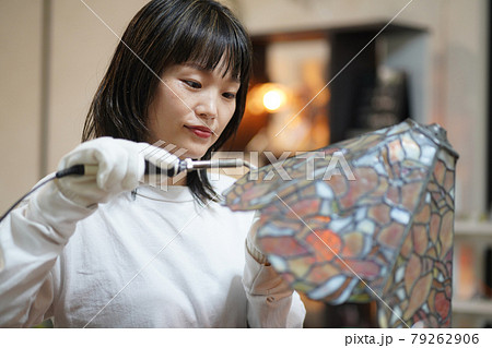 ステンドグラスのランプを作る女性 ステンドグラスのランプを作る女性 79262906
