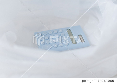 ビニール袋と電卓 79263066