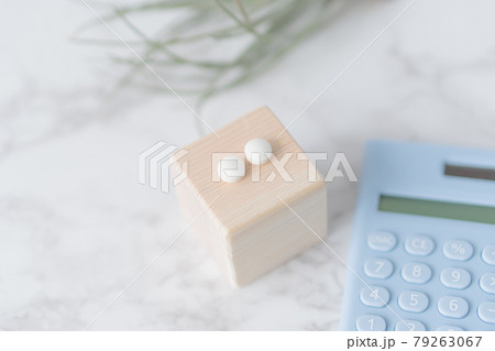 積み木に乗ったサプリメントと横にある電卓 積み木に乗ったサプリメントと横にある電卓 79263067