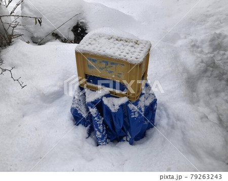 雪の積もった外用の蛇口 雪の積もった外用の蛇口 79263243