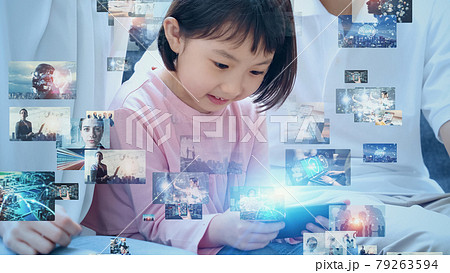 映像を見る少女　映像コンテンツ 79263594