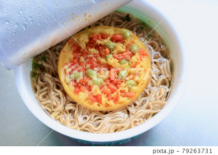 カップ天ぷらそば　カップ麺 79263731