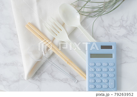 割りばしとプラスチック製カトラリーと電卓 79263952