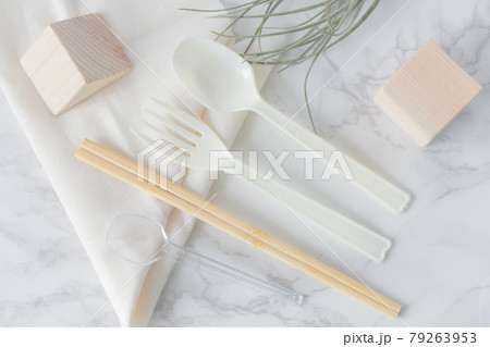 割りばしとプラスチック製カトラリー 79263953
