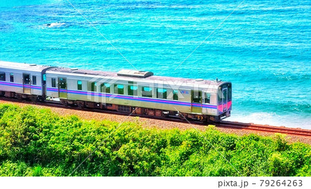 【島根県】ゆうひパーク三隅から見えるJR山陰本線と海　浜田市 79264263