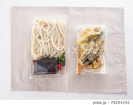 テイクアウトのうどんと天ぷら盛り合わせ 79264292