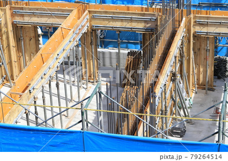 建築現場　躯体工事（くたいこうじ）　型枠材の組み立て作業 79264514