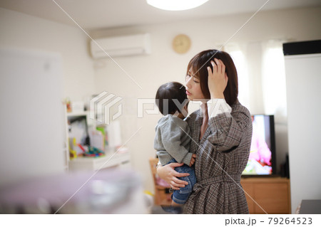 家の中で物をさがす女性 79264523