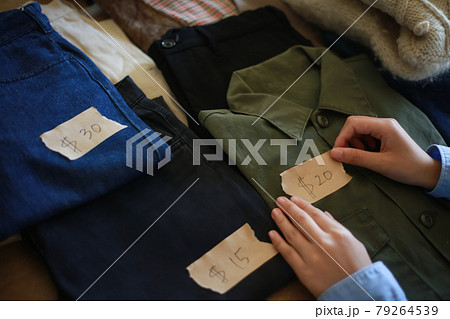 フリーマーケットの出品準備をする女性 79264539