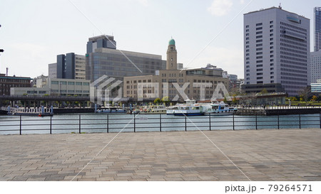 横浜、象の鼻パークから見た横浜税関庁舎 横浜、象の鼻パークから見た横浜税関庁舎 79264571