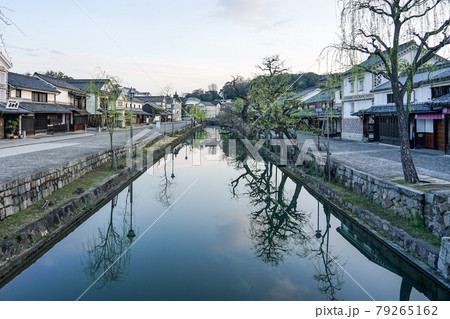 春の朝、静かな倉敷美観地区の街並み(倉敷川に架かる高砂橋から) 春の朝、静かな倉敷美観地区の街並み(倉敷川に架かる高砂橋から) 79265162