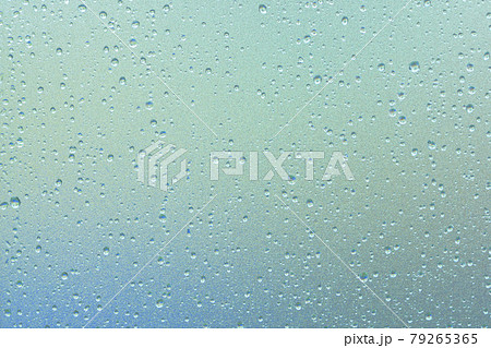 窓ガラスの雨粒 窓ガラスの雨粒 79265365