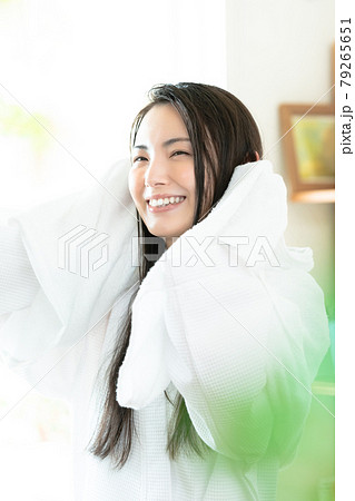 髪を乾かす若い女性 髪を乾かす若い女性 79265651