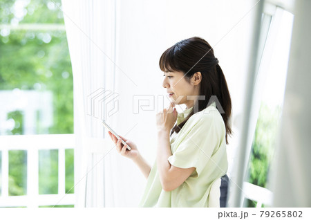 スマホで検索する女性 スマホで検索する女性 79265802