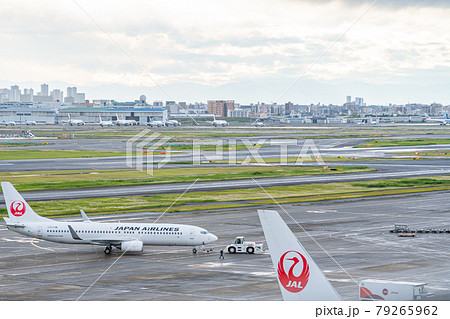 空港　飛行機　羽田空港　離陸　午後　夕暮れ　海　航空会社　エンジン　ブレーキ　ターミナル　日本航空 79265962