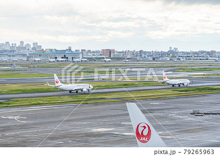 空港 飛行機 羽田空港 離陸 午後 夕暮れ 海 航空会社 エンジン ブレーキ ターミナル 日本航空 空港 飛行機 羽田空港 離陸 午後 夕暮れ 海 航空会社 エンジン ブレーキ ターミナル 日本航空 79265963