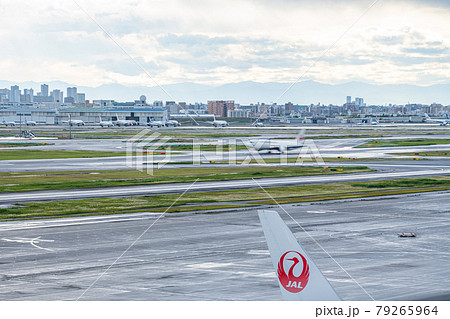 空港 飛行機 羽田空港 離陸 午後 夕暮れ 海 航空会社 エンジン ブレーキ ターミナル 日本航空 空港 飛行機 羽田空港 離陸 午後 夕暮れ 海 航空会社 エンジン ブレーキ ターミナル 日本航空 79265964