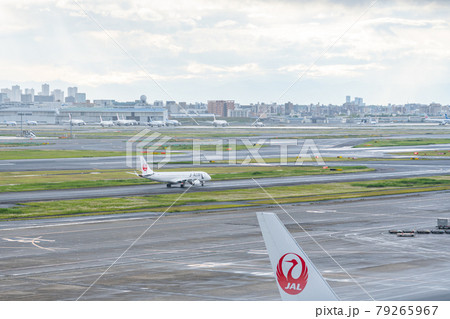 空港 飛行機 羽田空港 離陸 午後 夕暮れ 海 航空会社 エンジン ブレーキ ターミナル 日本航空 空港 飛行機 羽田空港 離陸 午後 夕暮れ 海 航空会社 エンジン ブレーキ ターミナル 日本航空 79265967
