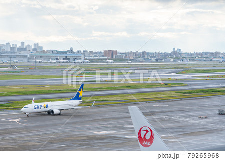 空港 飛行機 羽田空港 離陸 午後 夕暮れ 海 航空会社 エンジン ブレーキ ターミナル 日本航空 空港 飛行機 羽田空港 離陸 午後 夕暮れ 海 航空会社 エンジン ブレーキ ターミナル 日本航空 79265968