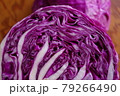 半分に切った紫キャベツの断面 アップ 半分に切った紫キャベツの断面 アップ 79266490