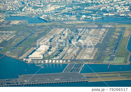 空港　飛行機　羽田空港　離陸　午後　夕暮れ　航空会社　エンジン　ブレーキ　ターミナル　空撮 79266517