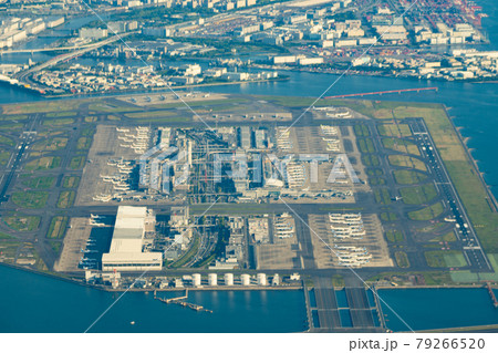 空港 飛行機 羽田空港 離陸 午後 夕暮れ 航空会社 エンジン ブレーキ ターミナル 空撮 空港 飛行機 羽田空港 離陸 午後 夕暮れ 航空会社 エンジン ブレーキ ターミナル 空撮 79266520