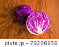 半分に切った新鮮な紫キャベツ 半分に切った新鮮な紫キャベツ 79266956