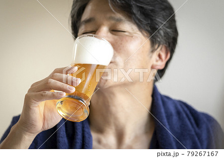 ビールを飲む中年男性の手元 79267167